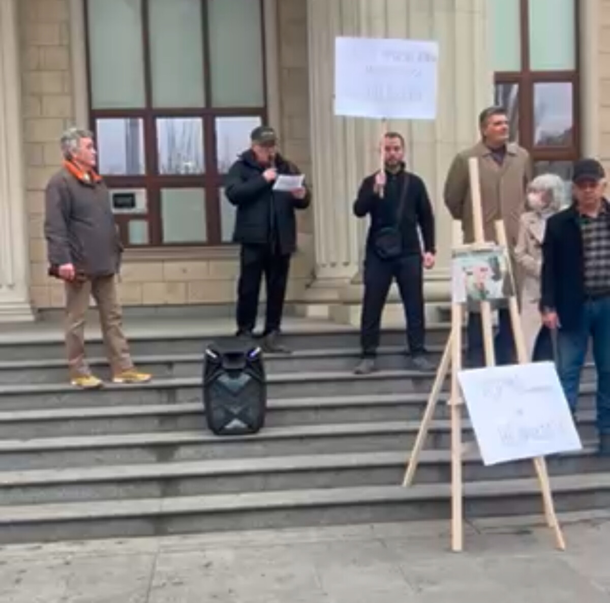 ВИДЕО Членови на партијата Десна изразија незадоволство пред судот за случајот на убиството на Вања и Панче