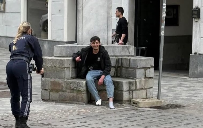 ФОТО Напаѓачот од Австрија се смее откако уби тинејџер и повреди неколку лица