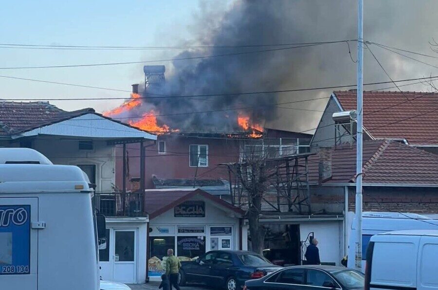 ВИДЕО Гори куќа во Прилеп, повреден еден пожарникар