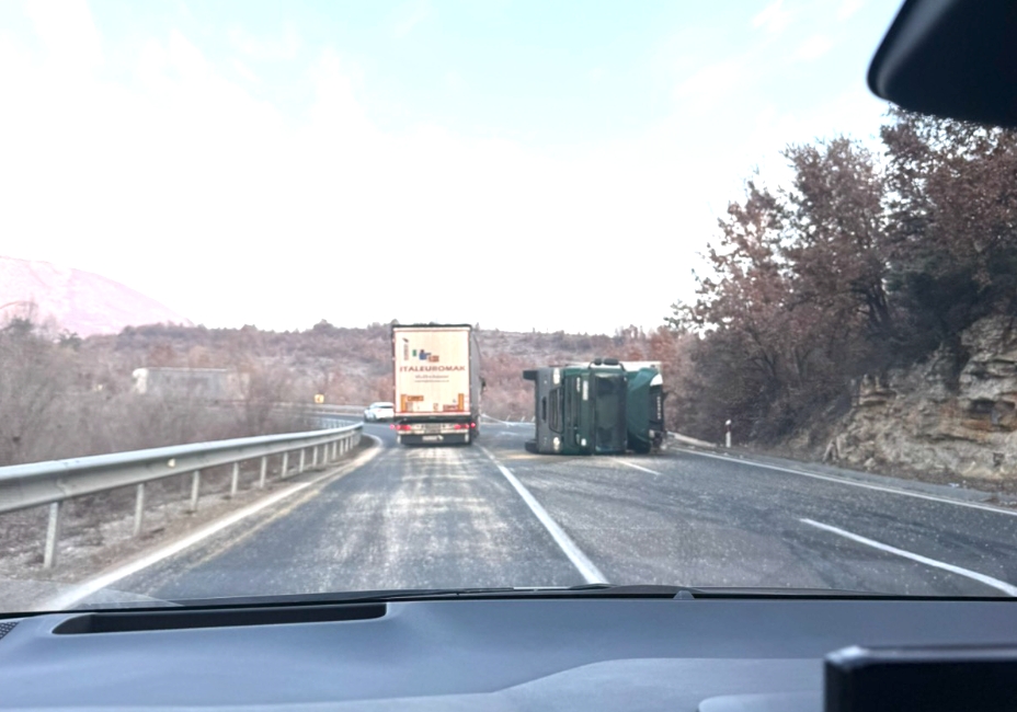Камион се преврте на Плетвар