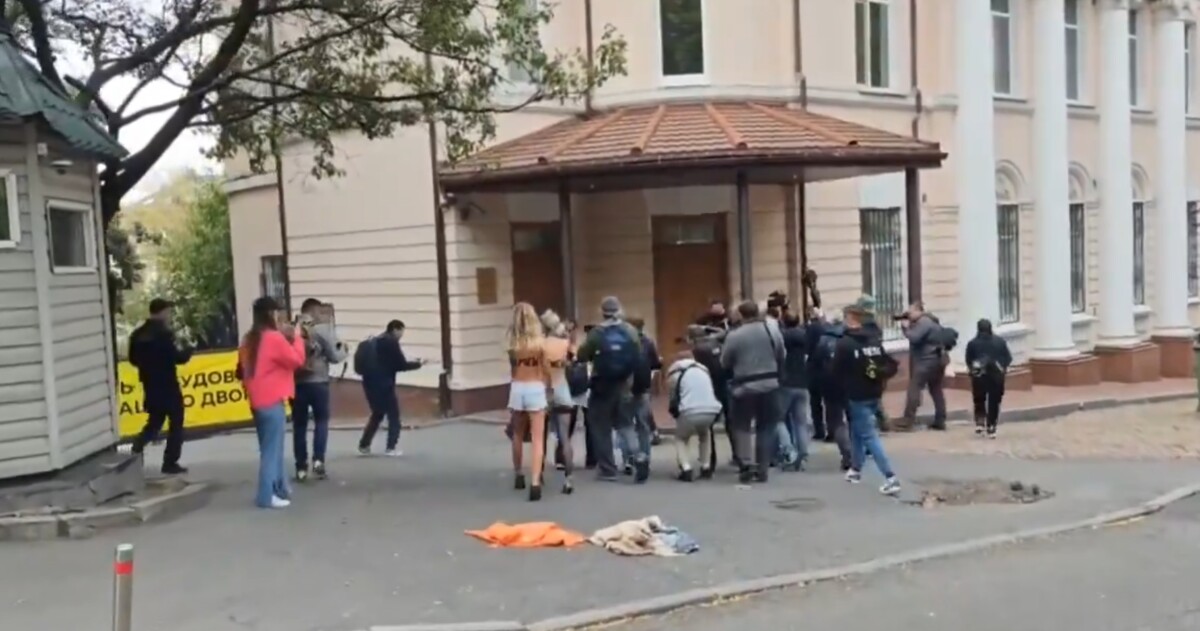 Феминистките во Берлин и Киев протестираа полуголи!