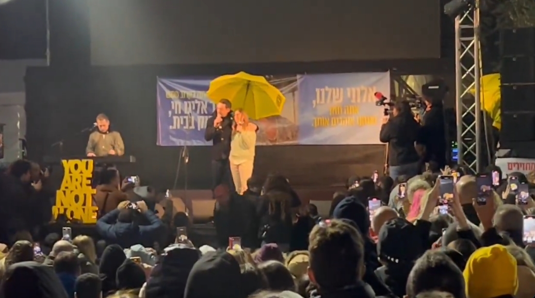 „Знаеме дека се враќаш жив! Роденденска забава на киднапиран Србин сред Тел Авив: Насекаде транспаренти, а пораките ја кинат душата
