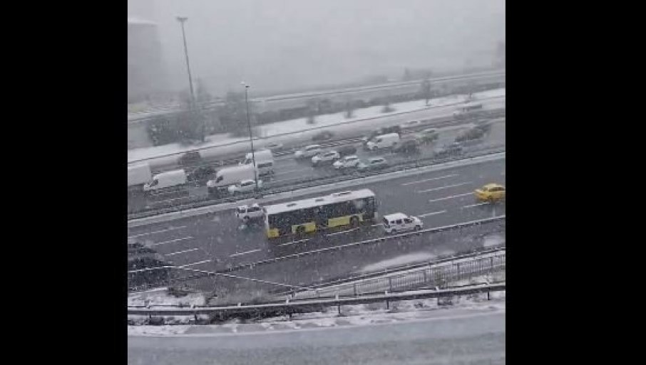 ВИДЕО Снежно невреме го парализираше Истанбул: Колапс во сообраќајот, прекината наставата во училиштата