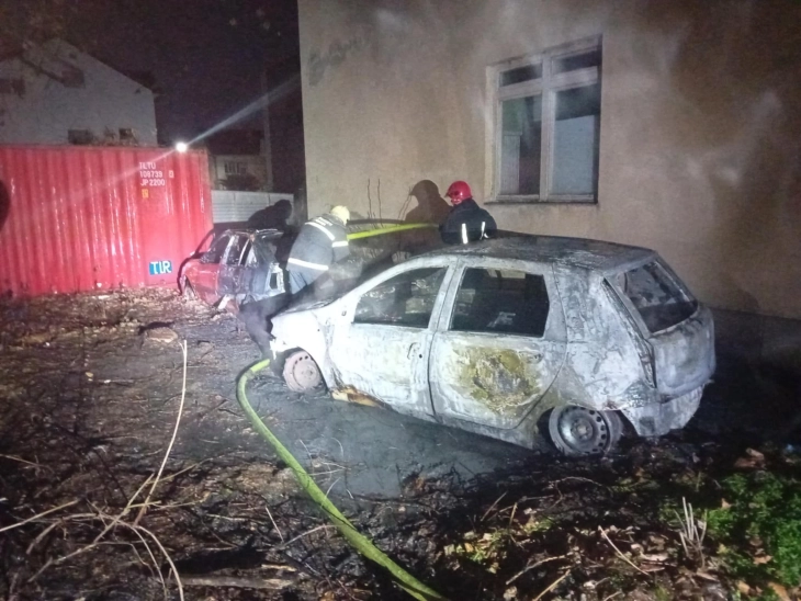 Пожар во Струмица: Изгореа две хаварисани возила во кругот на болницата