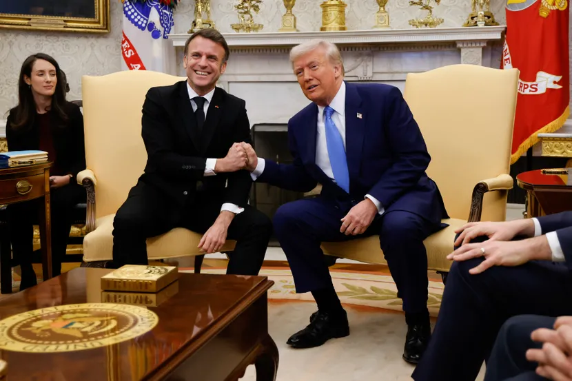 ВИДЕО Три чудни ракувања меѓу Трамп и Макрон, за кои зборува цел свет: Доналд се обидува да ја оттргне раката, Макрон не му дозволува!