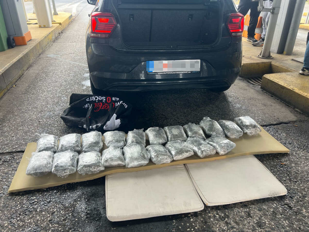 ВИДЕО Пронајдена дрога во автомобил на наплатна рампа Сопот