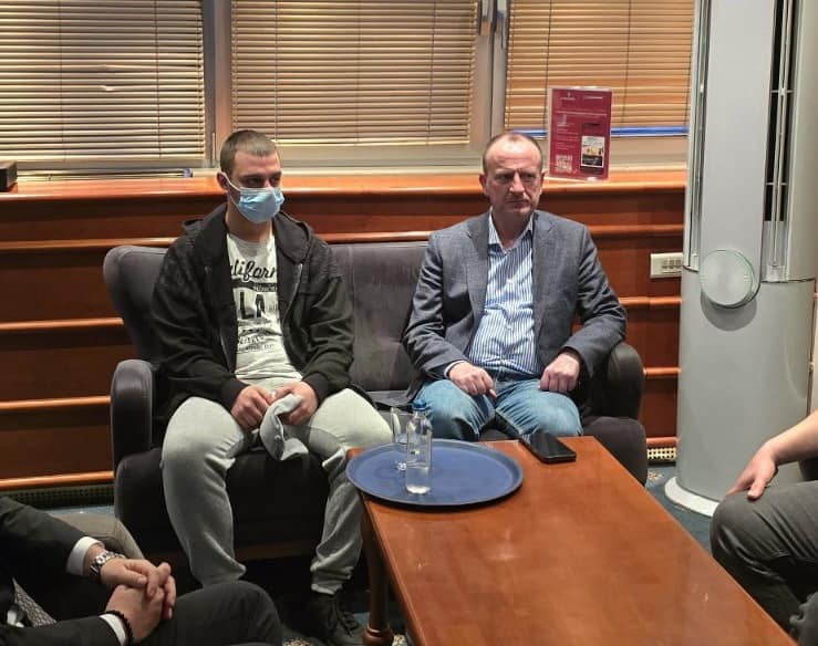 22-годишниот Ангел кој се лекуваше во Атина, попладнево се врати во Македонија!