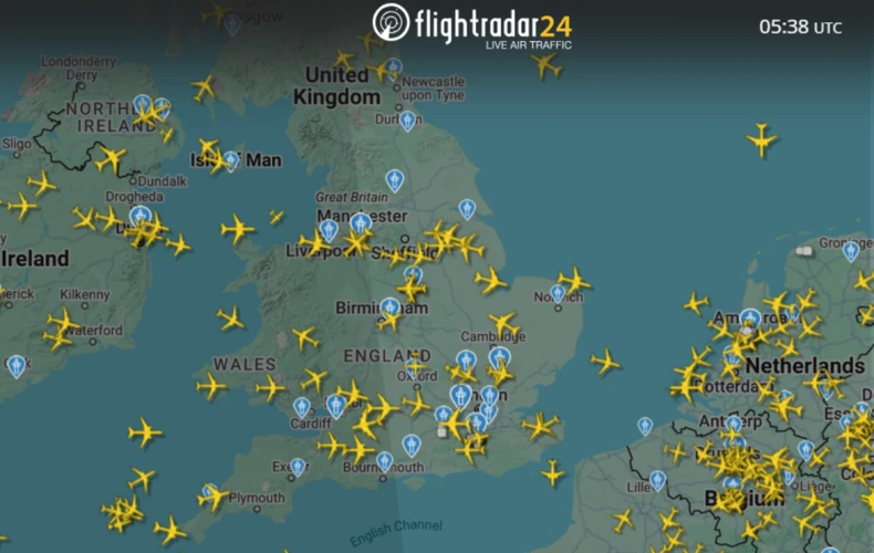 Хаос на небото, авионите со часови кружат: Еден поглед на FlightRadar открива што се случува во овој момент во Европа