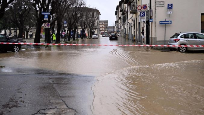 Речиси 1.500 луѓе се заробени во поплавите во централна Италија