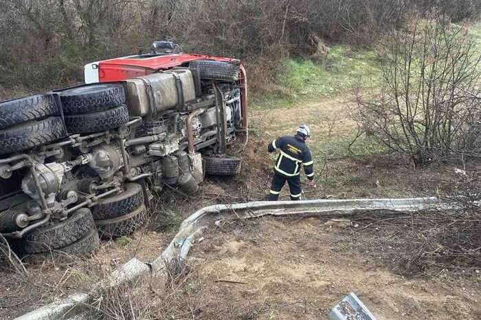ФОТО Камион со скопски таблички излета од патот во близина на селото Раец