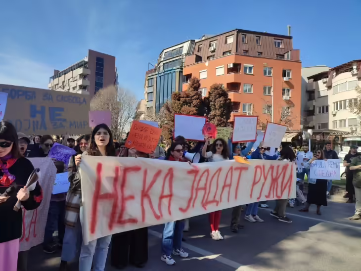 Марш за женски права: „Нека јадат ружи!“ во знак на борбата за еднаквост