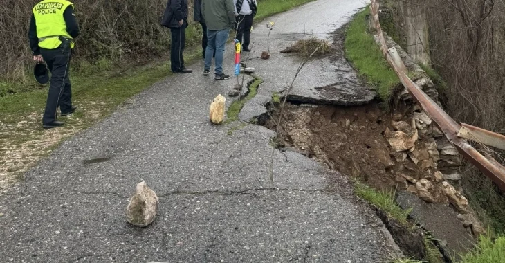 ФОТО Галичник се соочува со сериозно оштетување на патот кој минува низ него, поради свлекување на земјиште