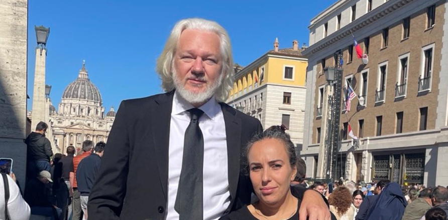 Џулијан Асанж на погребот на папата Франциск