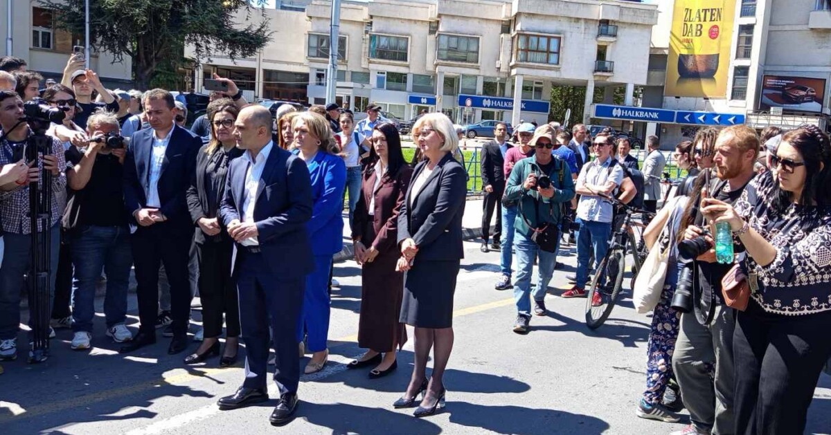 Пратениците на Левица и СДСМ излегоа пред Собрание и молчеа пред гневот на родителите чии деца загинаа во Кочани, од ВМРО-ДПМНЕ не се појави никој