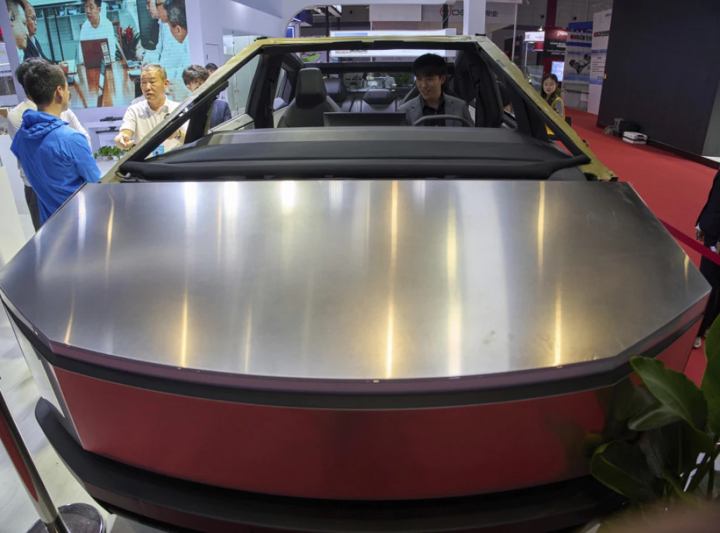 Возила со мини-кујни и 4D проекции претставени на саемот за автомобили во Шангај
