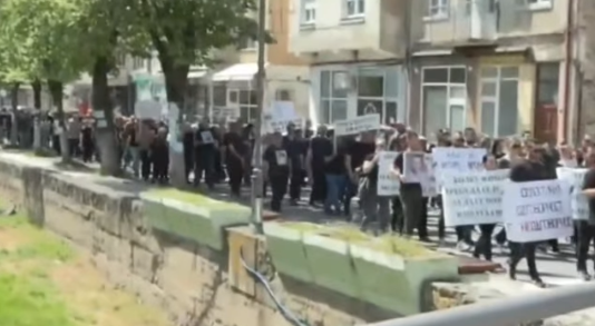 ВИДЕО „Истрага до 2038?“ – Семејствата бараат одговорност за трагедијата во „Пулс“