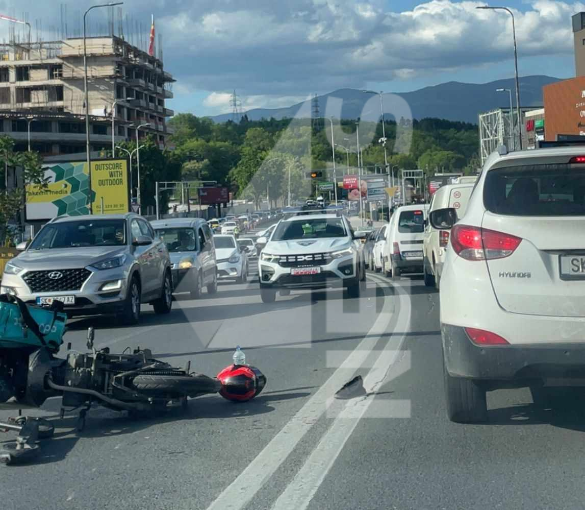 ФОТО Сообраќајка пред Ист Гејт: Мотор и тротинет се судрија, има повредени