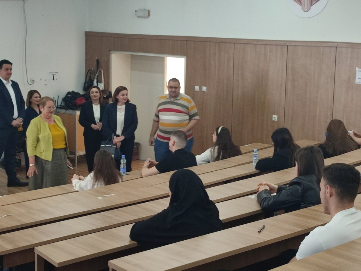 15 илјади матуранти го започнаа полагањето на државната матура – Јаневска: Нема потреба учениците да се обидуваат да се надмудруваат со системот