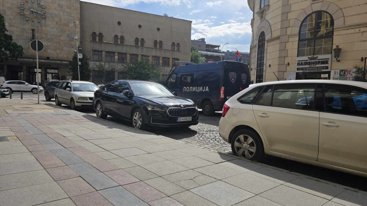 Узурпиран паркингот за туристички автобуси во Центар, на забрането паркираат и службени возила на министерствата