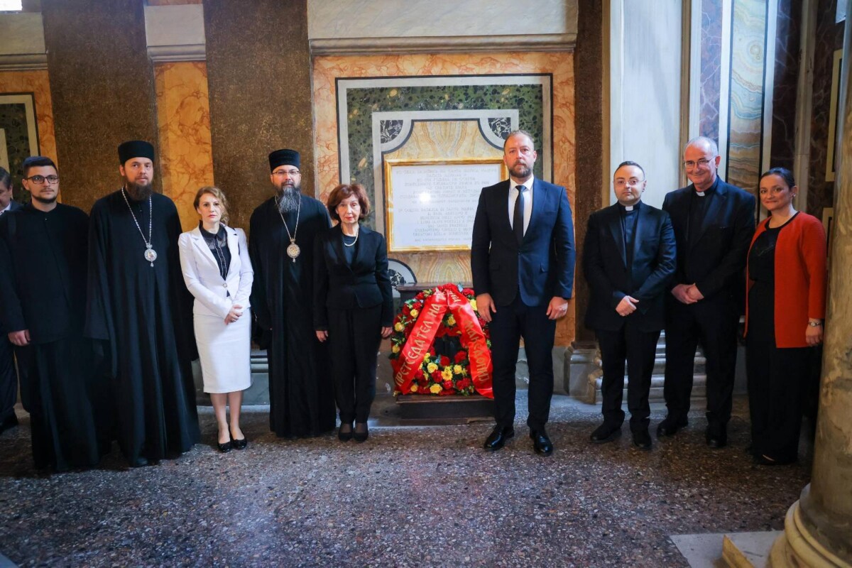 ФОТО „Претседател на Република С. Македонија“ пишува на лентата на венецот кој го положи претседателката на гробот на Св. Кирил