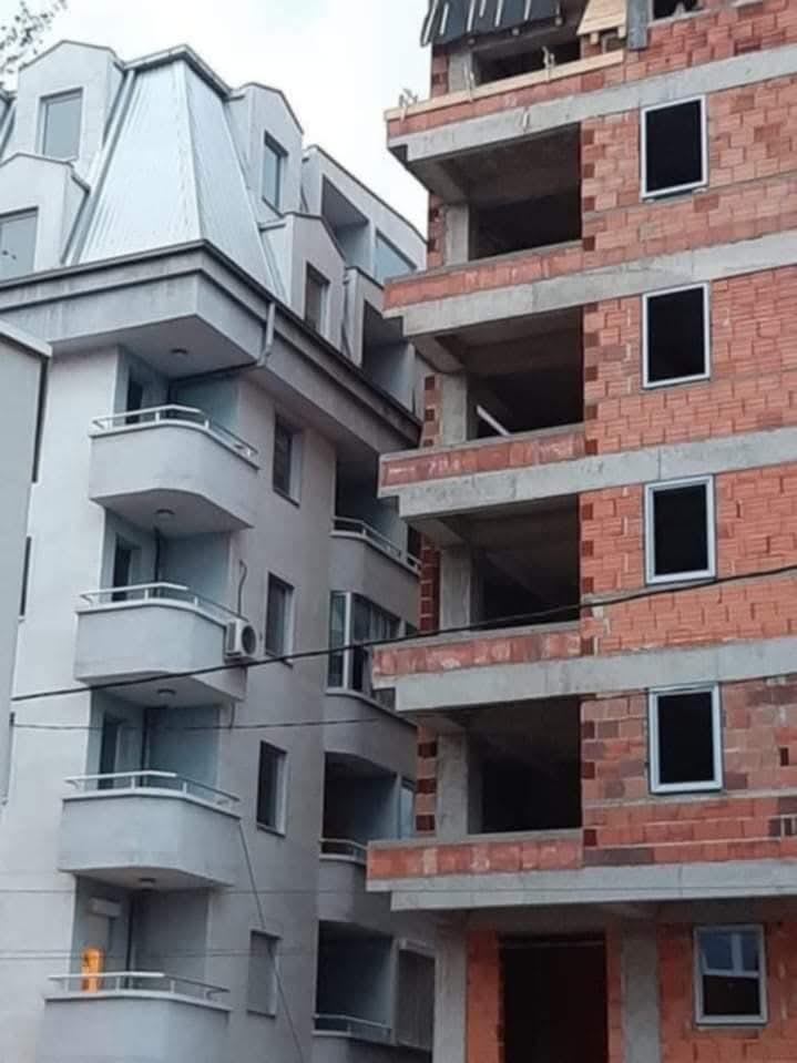 ФОТО Граѓаните револтирани прашуваат кој одобрил ваква градба? – се гради зграда со поглед кон дневнта на соседот од другата зграда