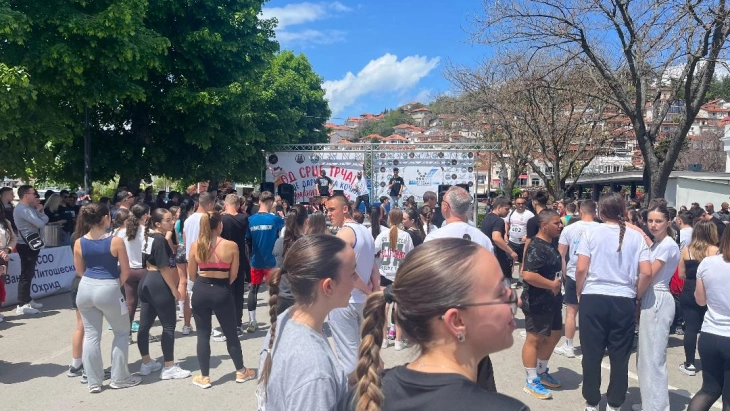 Петстотини ученици во Охрид денеска трчаа за поддршка на семејствата на жртвите во Кочани