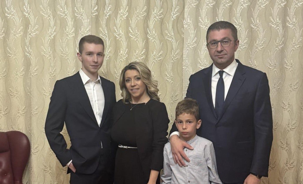 Синот на премиерот матурант – Мицкоски му порача: Се гледаме на Машински!