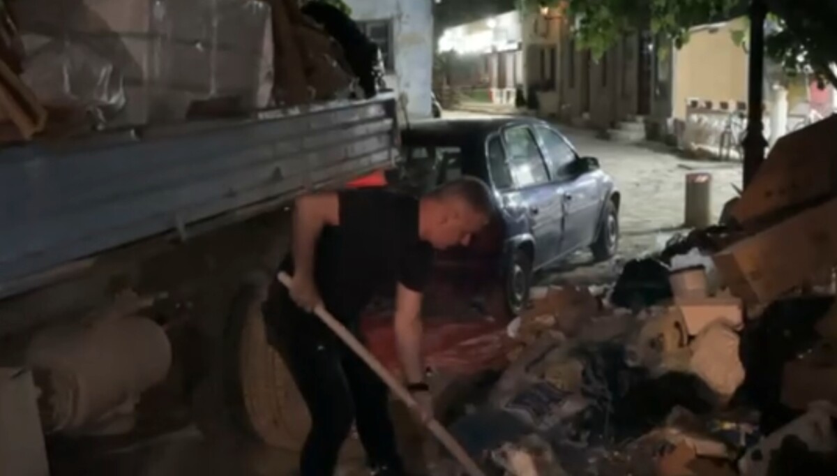 ВИДЕО Полноќна драма: Ганиу собира ѓубре од Чаир и ќе го носи пред Град Скопје
