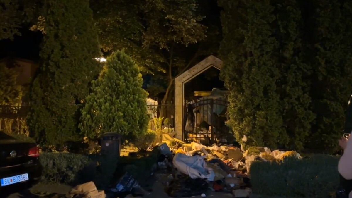 ВИДЕО Исфрлено ѓубре пред Град Скопје и канцеларијата на градоначалничката Данела Арсовска