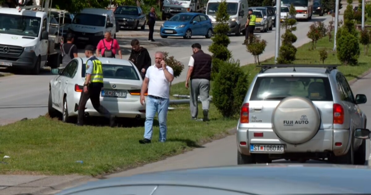 ФОТО: БМВ со скопски таблички срамни билборд во Штип