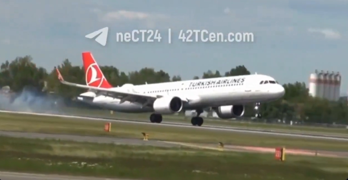 ВИДЕО Авион на „Turkish Airlines“ удри со опашката на пистата при слетување во Прага
