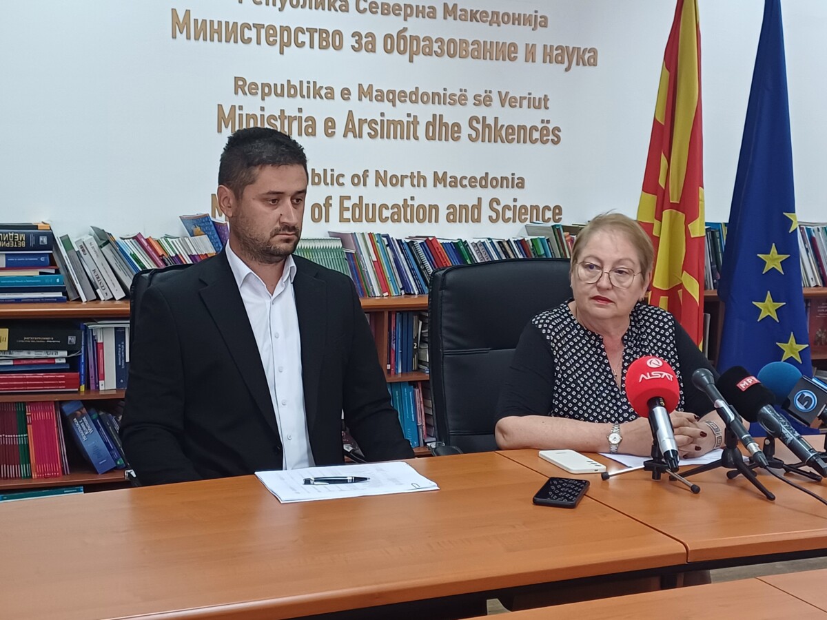 Јаневска: Наместо училиштата да им делат парталави и неупотребливи учебници на учениците, треба да ги пријават во МОН и истите ќе бидат заменети!