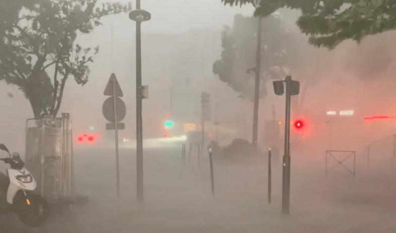 ВИДЕО Силно невреме ја погоди Франција: Две лица загинаа, 17 повредени!