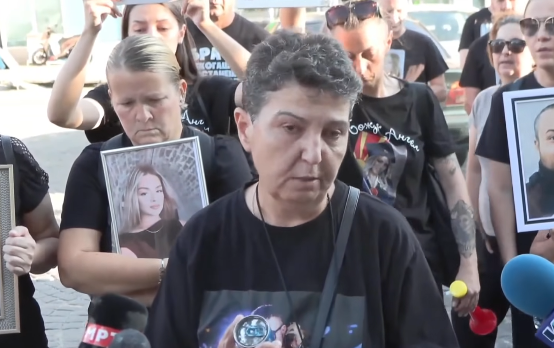 ВИДЕО Мајка на диџејот од дискотеката „Пулс“ ја стави правта од ранецот на лицето додека даваше изјава