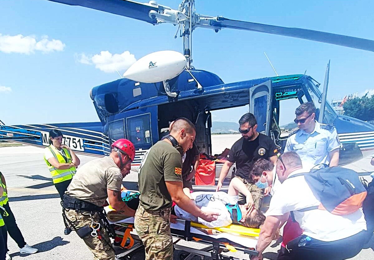 ФОТО Повредено лице безбедно спасено од падините на Јабланица со хеликоптерска интервенција на МВР