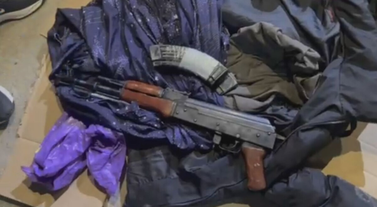 Полицијата упадна во домот на турски државјани во Центар, пронајдена автоматска пушка и рамки со муниција!