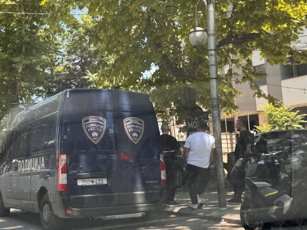 ФОТО Арсовска со полициска придружба во Чаир – откриена дивоградба