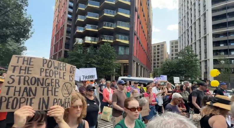 Над пет милиони Американци на протести против Трамп за време на одржувањето на воената парада во главниот град