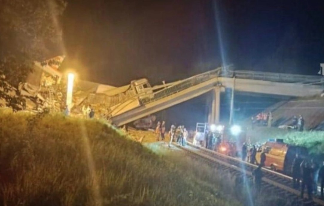 Седум загинати и 30 повредени во Русија: Патнички воз удри во урнат мост, се сомнева на саботажа