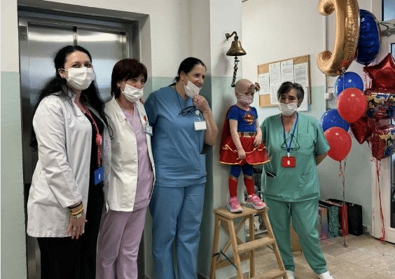 Прослава со доктори и дете во костум на Супермен.