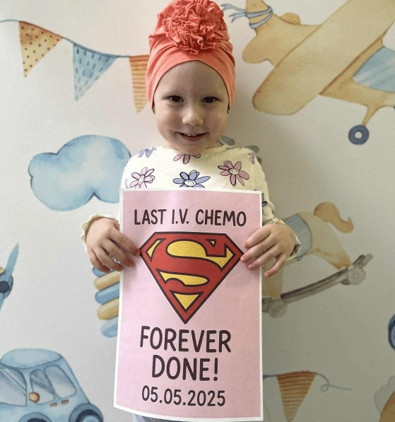 Дете со знакот на Супермен слави крај на хемотерапија.