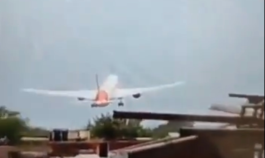 ВИДЕО Снимен моментот како паѓа авионот со 242 патници, леташе од Индија до Лондон