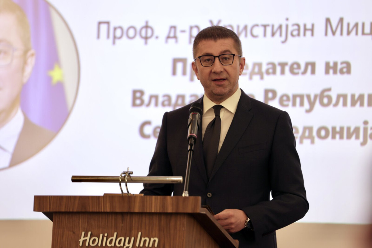 Мицкоски со порака за Денот на јавната администрација: „Го враќаме достоинството, го менуваме системот“