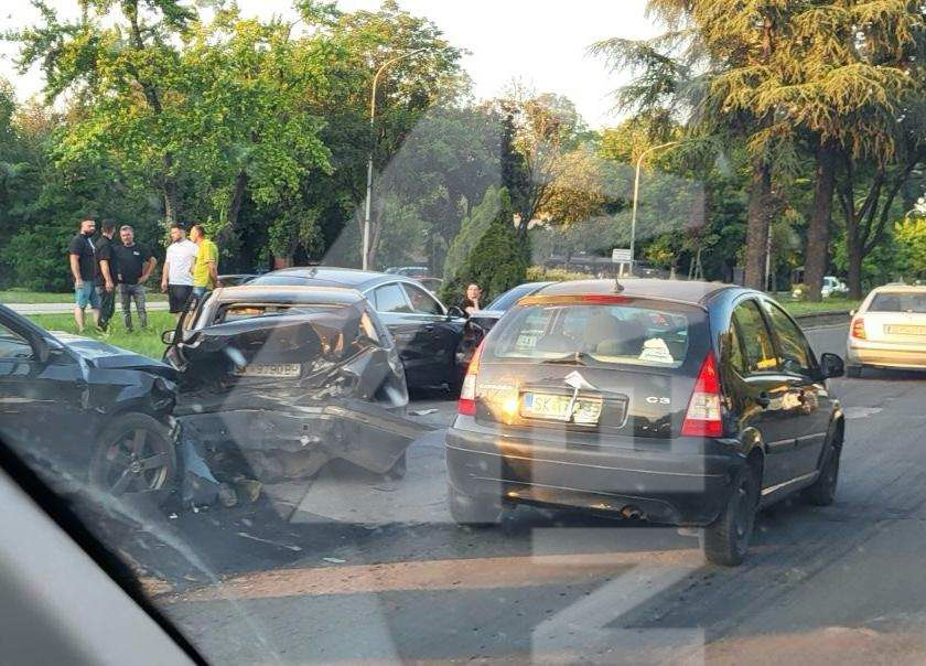 ФОТО Верижен судир кај Автокоманда