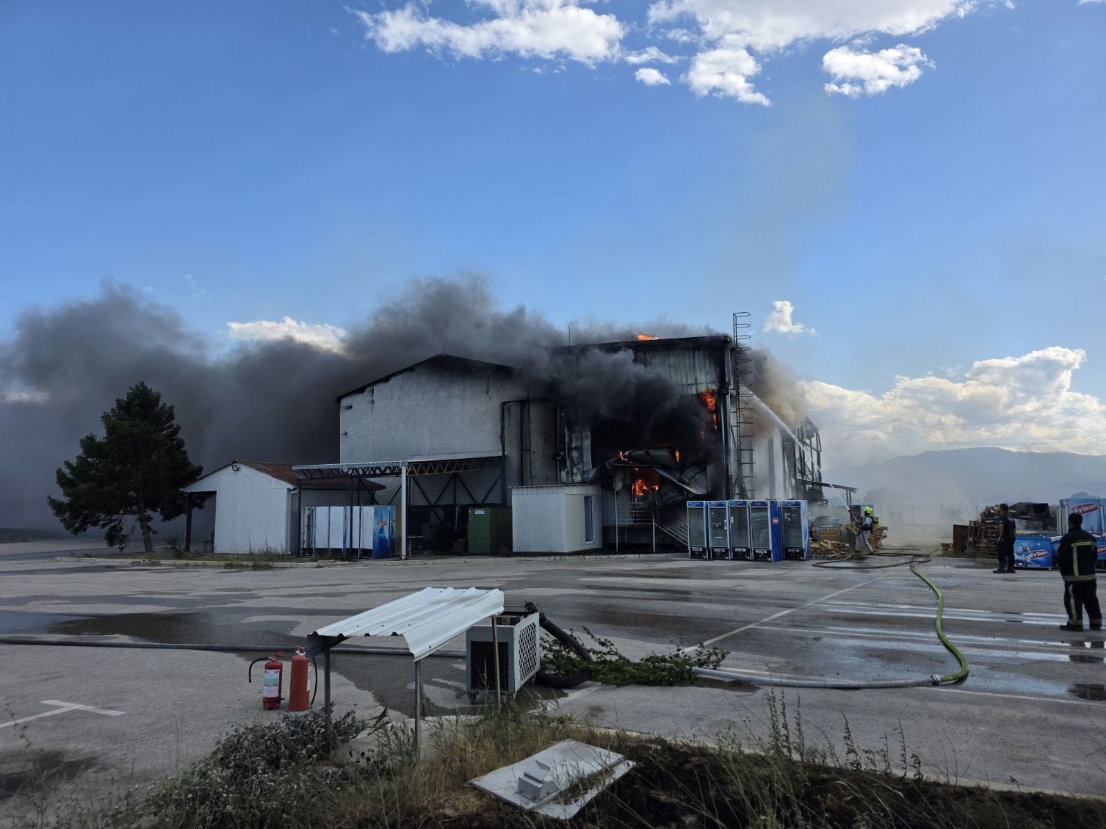 Во вчерашниот пожар изгоре магацинот на Фриком кој ја снабдува цела Македонија со сладолед