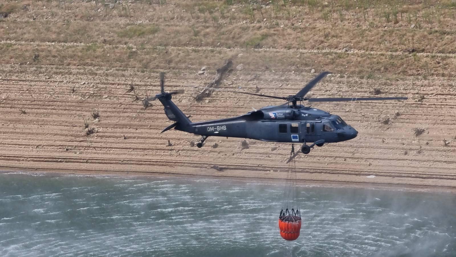 Чешкиот „Блек Хок“ полета кон Готен – словенечкиот конвој е во близина на Берово