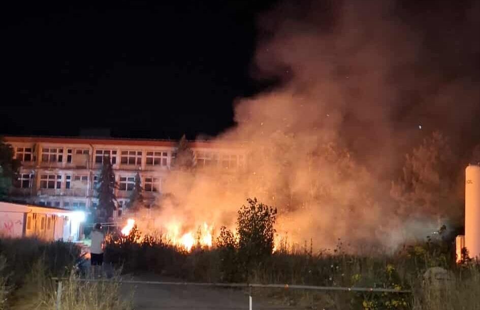 ФОТО Пожар синоќа во дворот на Клиничката болница во Битола