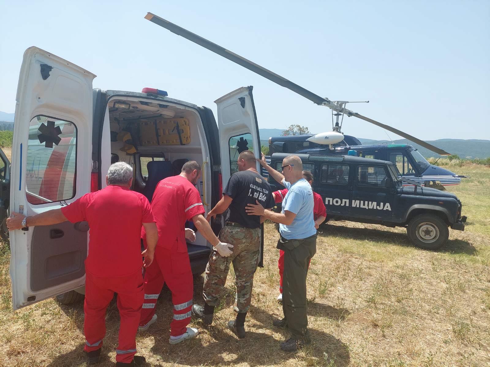 Драматична евакуација со хеликоптер: Спасен припадник на Армијата од пожар