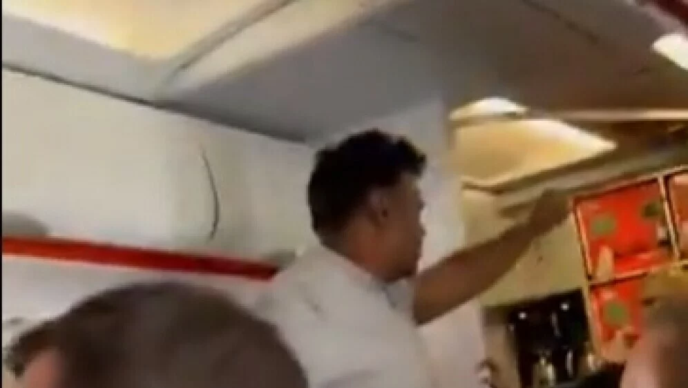 ВИДЕО Драма на лет: Маж излезе од тоалет и почна да се заканува со бомба!