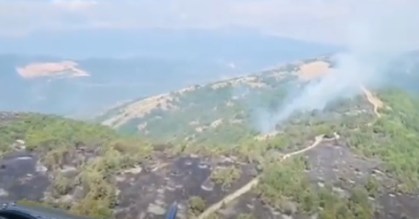 ВИДЕО Два полициски хеликоптери интензивно го гасат пожарот кај Чучер-Сандево, досега исфрлени преку 70 тони вода